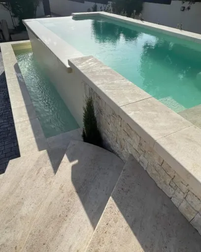 Construction d'une piscine à débordement d'une maison à Uchaux , Orange, Even Maçonnerie