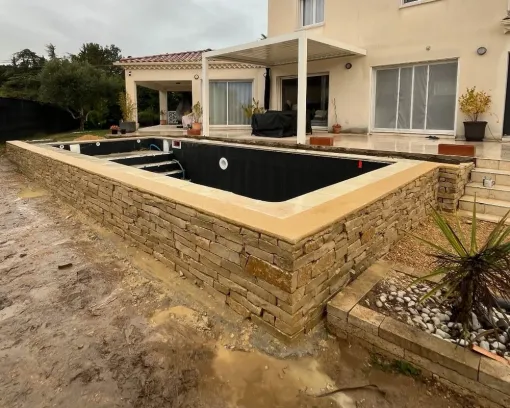 Création d'un muret en pierre sèche autour d'une piscine à Piolenc, Orange, Even Maçonnerie
